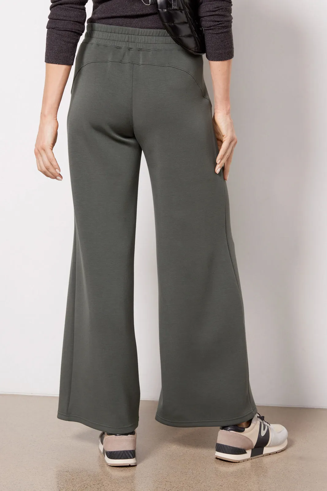 AirEssentials Wide Leg Pant